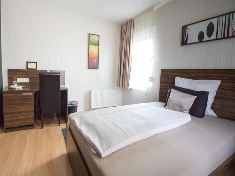 Landhotel Wolfschlugen image