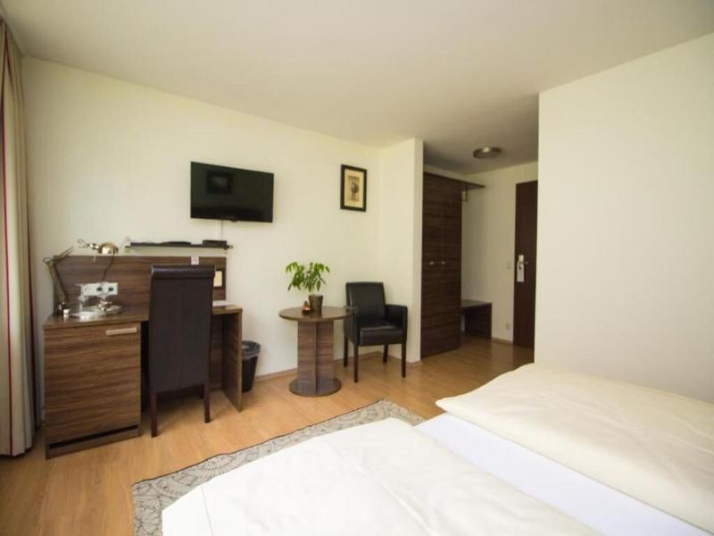 Landhotel Wolfschlugen image