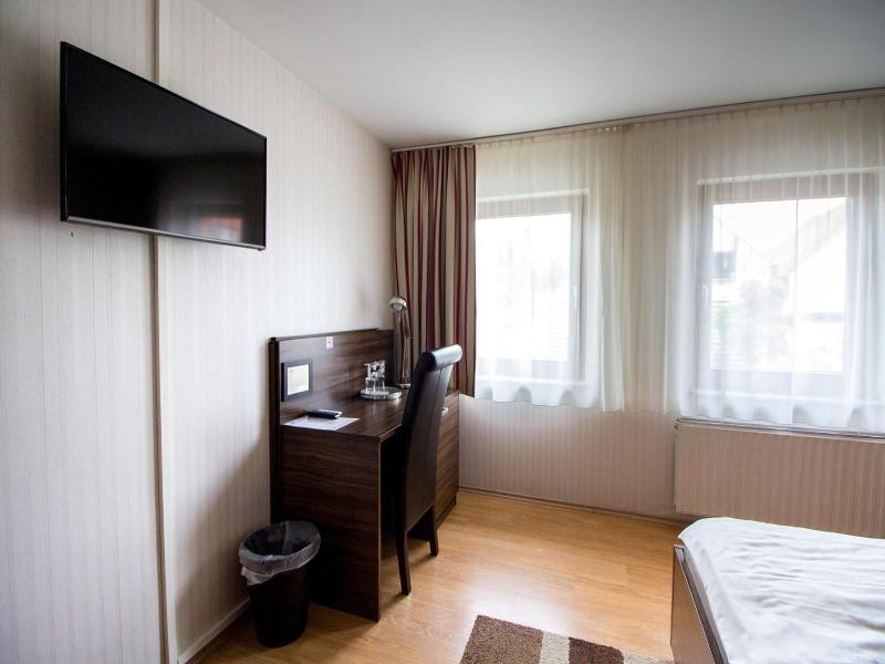Landhotel Wolfschlugen image