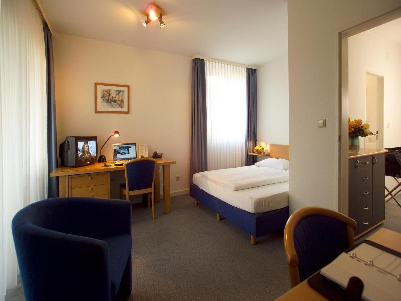 Central Hotel Eschborn image