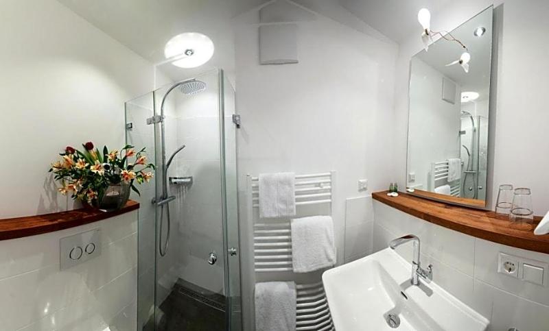 Hotel Engel Lindauer Bier Und Weinstube image