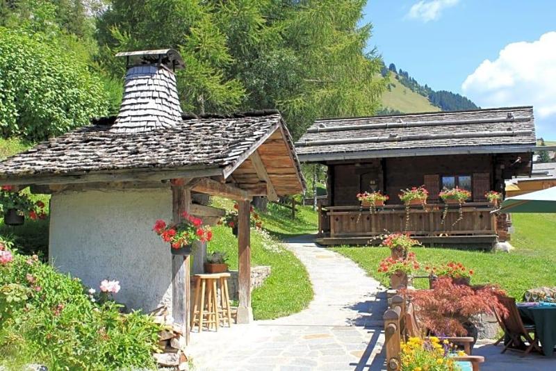 Les Chalets De La Serraz image
