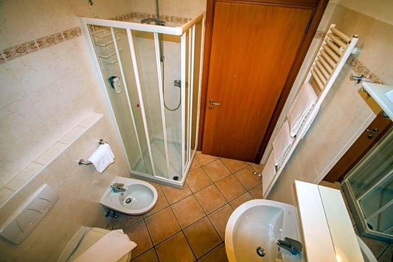 Albergo Lario image