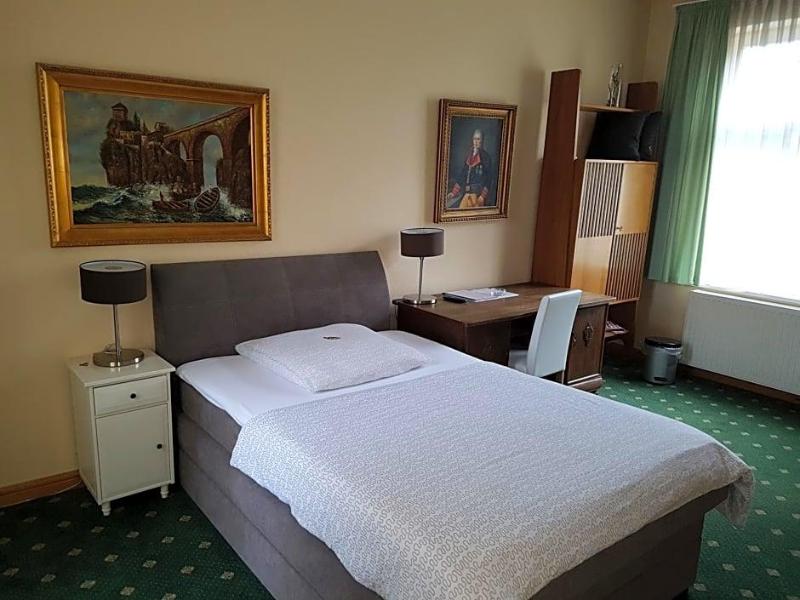 Schillers Hotel Cafv Garni image