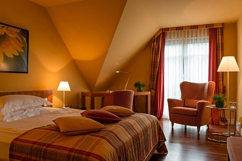 Zeller Hotel Restaurant image