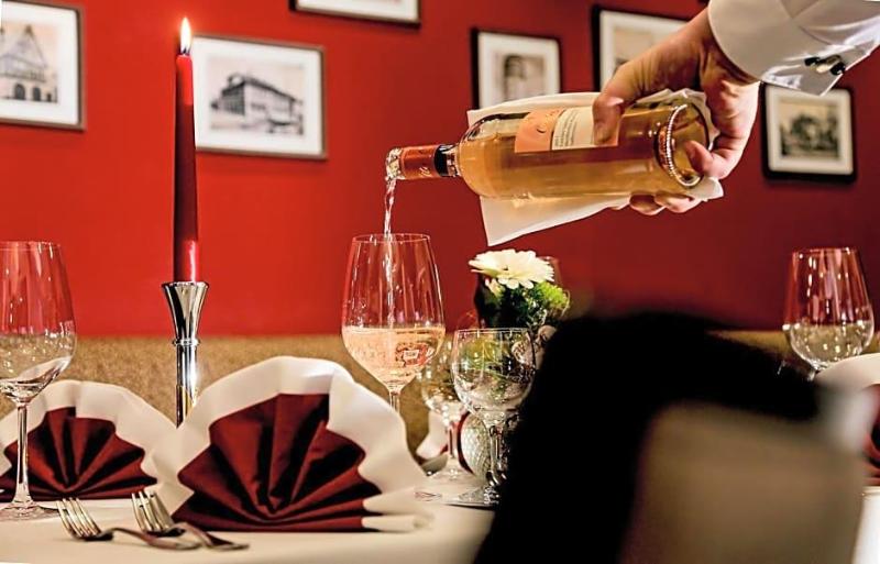 Adler Hotel Restaurant Grovu Gerau image