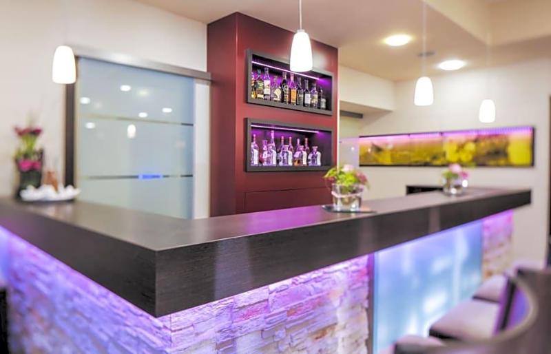 Adler Hotel Restaurant Grovu Gerau image