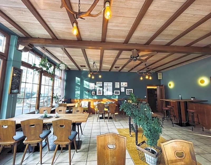 Hotel Weinhaus Zum Schwarzen Bv Ren image
