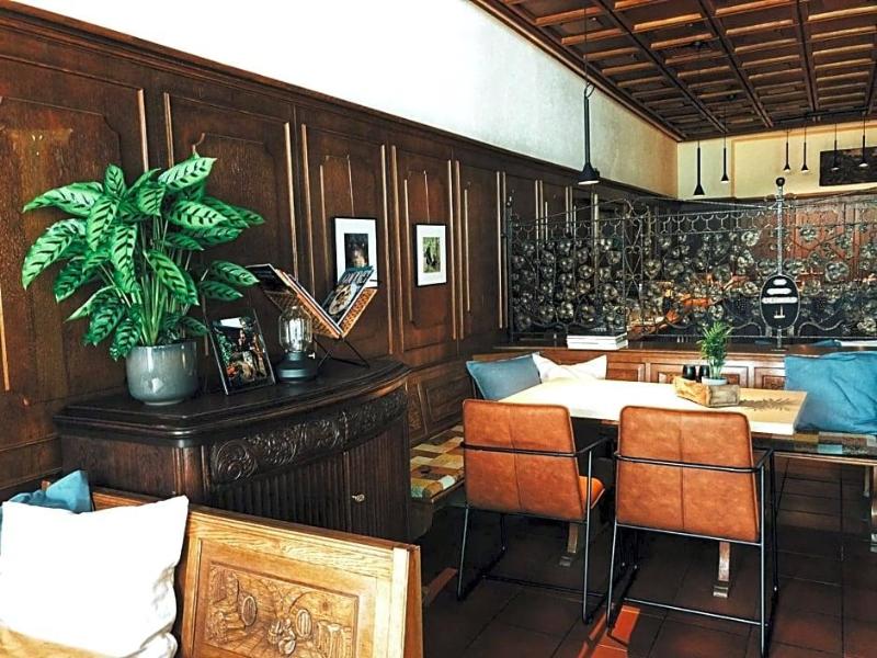 Hotel Weinhaus Zum Schwarzen Bv Ren image