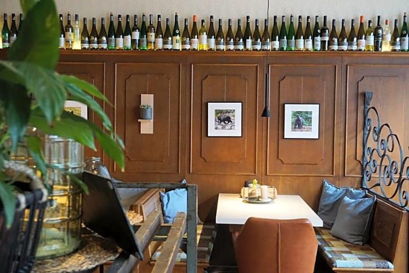 Hotel Weinhaus Zum Schwarzen Bv Ren image