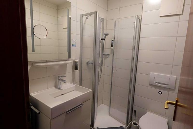 Hotel Weinhaus Zum Schwarzen Bv Ren image