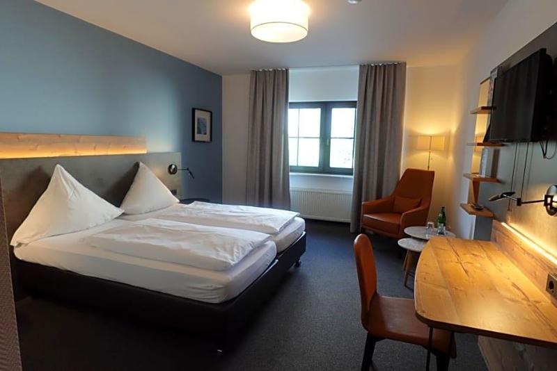 Hotel Weinhaus Zum Schwarzen Bv Ren image
