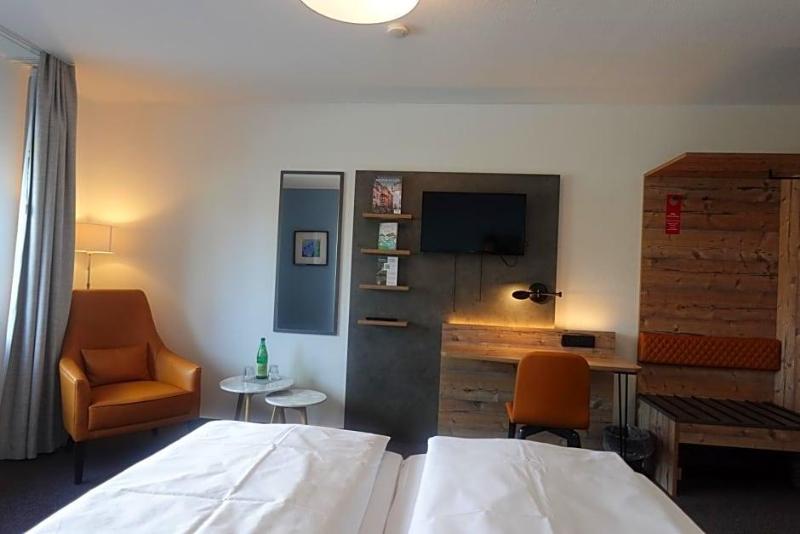 Hotel Weinhaus Zum Schwarzen Bv Ren image