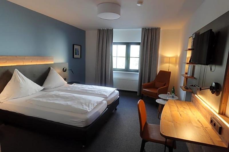 Hotel Weinhaus Zum Schwarzen Bv Ren image
