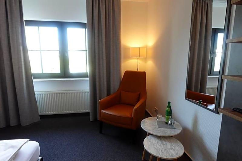 Hotel Weinhaus Zum Schwarzen Bv Ren image