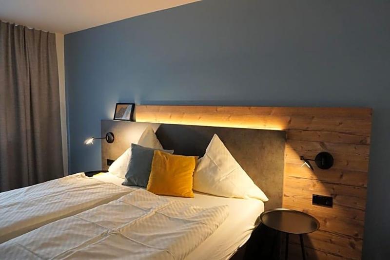 Hotel Weinhaus Zum Schwarzen Bv Ren image