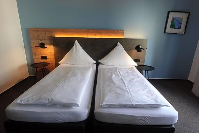 Hotel Weinhaus Zum Schwarzen Bv Ren image