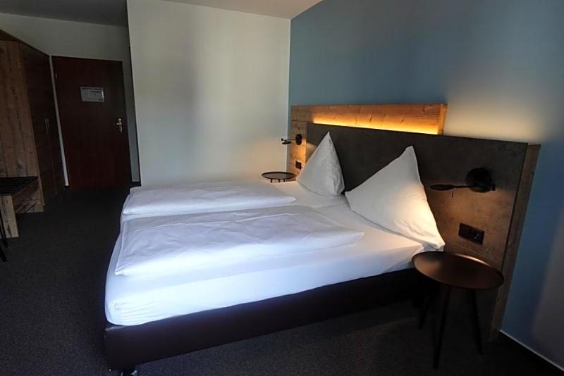 Hotel Weinhaus Zum Schwarzen Bv Ren image