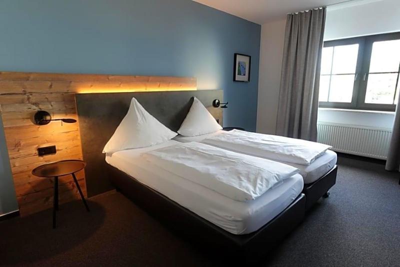 Hotel Weinhaus Zum Schwarzen Bv Ren image