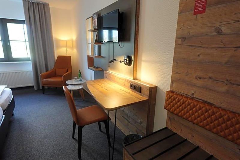 Hotel Weinhaus Zum Schwarzen Bv Ren image