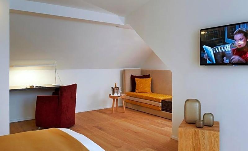 Weinhaus Henninger image
