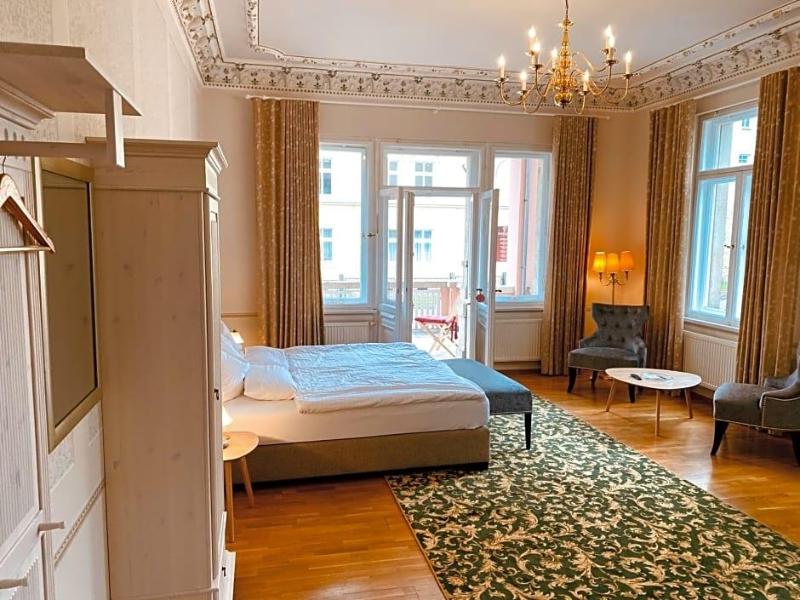 Villa Antonia image