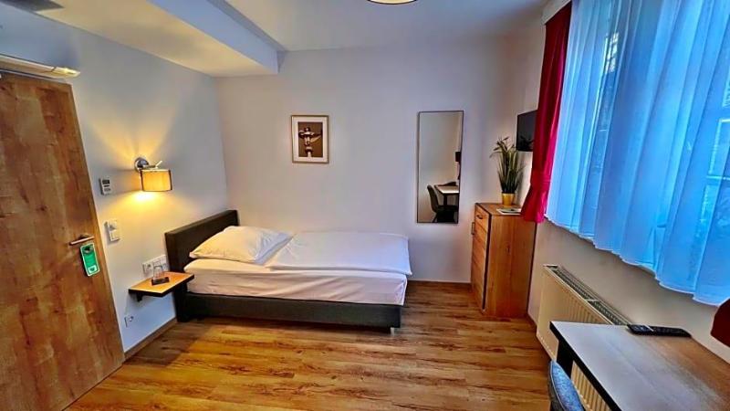Hotel Zu Den Drei Kronen image