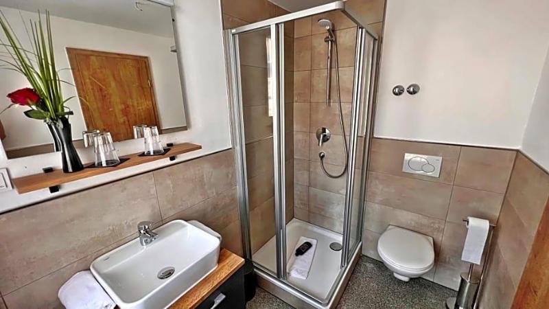 Hotel Zu Den Drei Kronen image