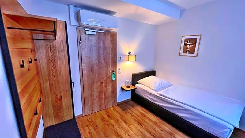 Hotel Zu Den Drei Kronen image