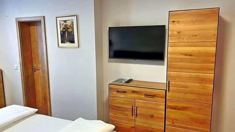 Hotel Zu Den Drei Kronen image