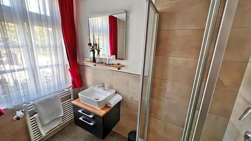 Hotel Zu Den Drei Kronen image