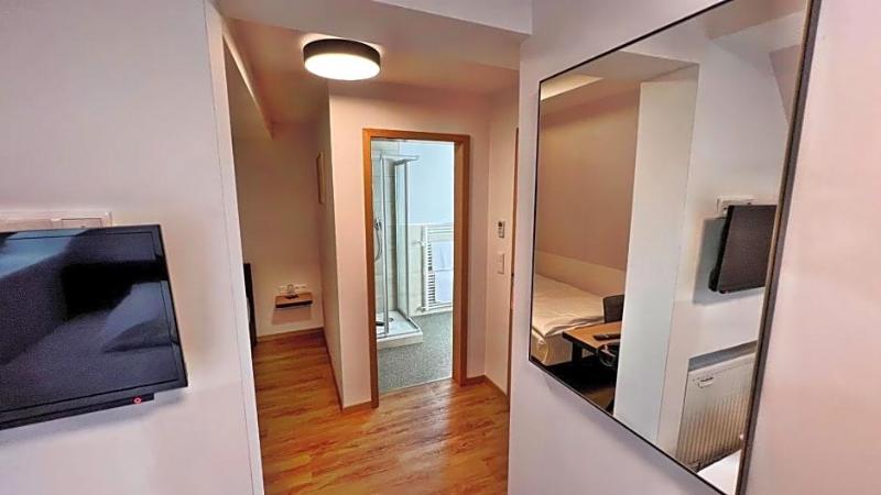 Hotel Zu Den Drei Kronen image