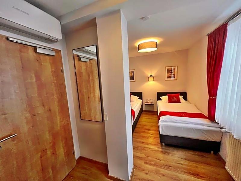Hotel Zu Den Drei Kronen image