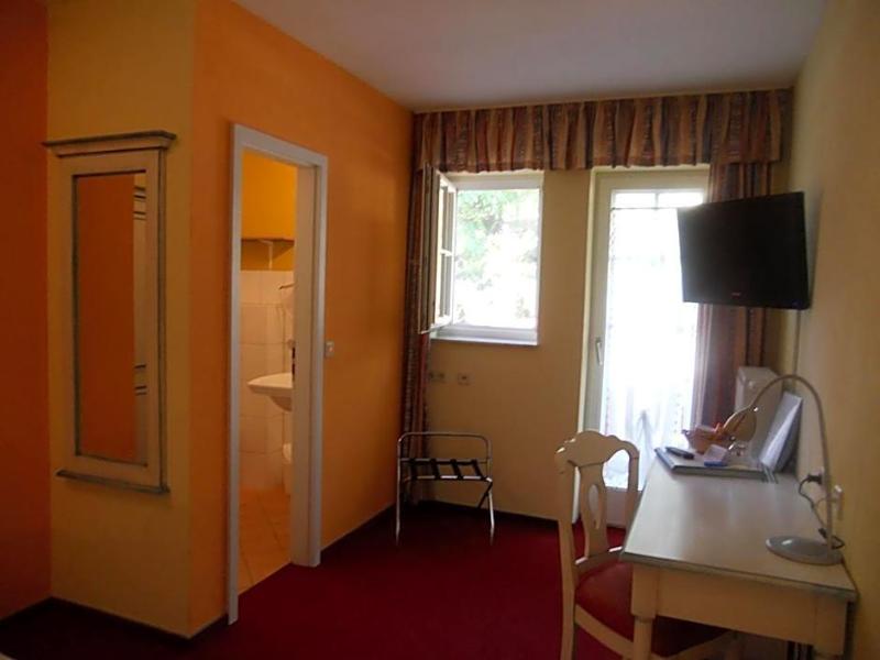 Cross Country Hotel Hirsch image