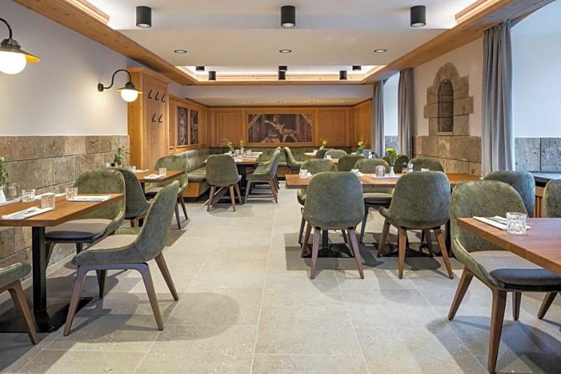 Hotel Goldener Hirsch image