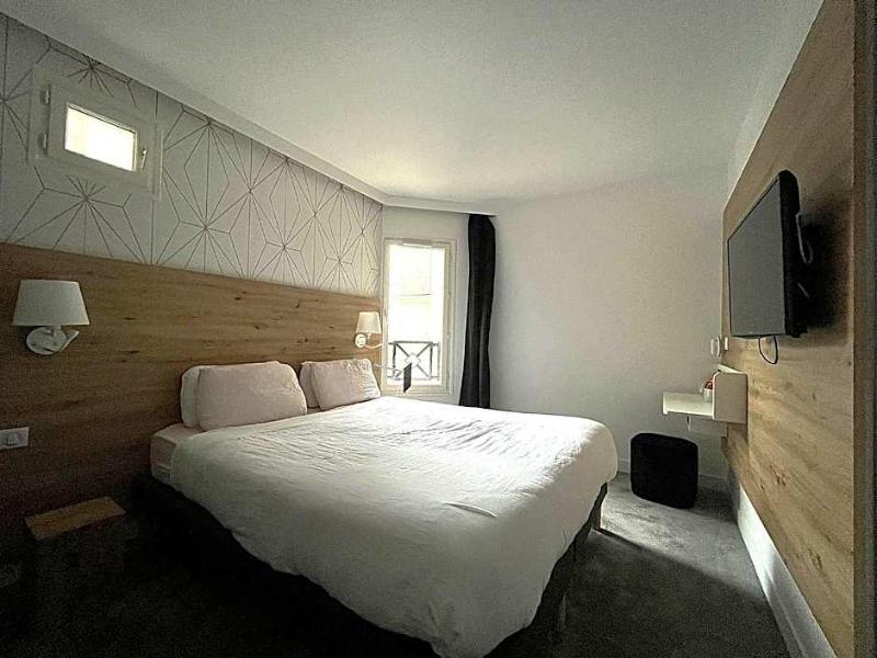 Paris Saint Cloud Hv Tel image