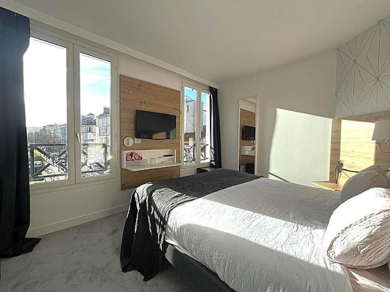 Paris Saint Cloud Hv Tel image
