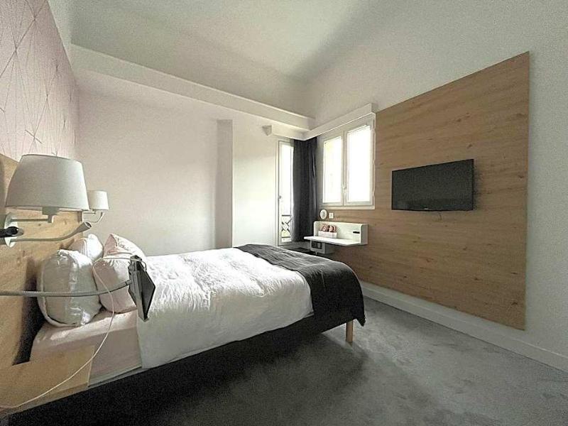 Paris Saint Cloud Hv Tel image