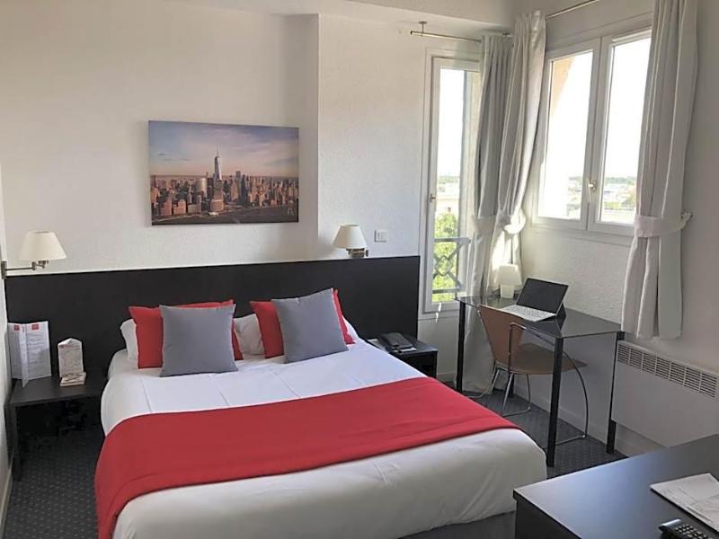 Paris Saint Cloud Hv Tel image