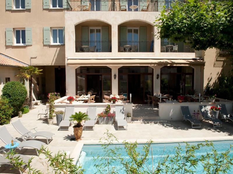 Le Castelet Des Alpilles image