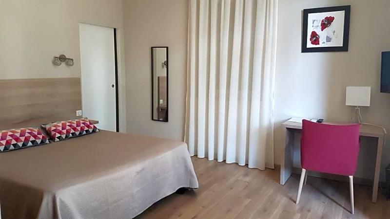 Le Castelet Des Alpilles image