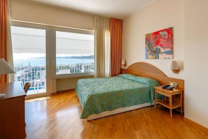 Hotel Scogliera image