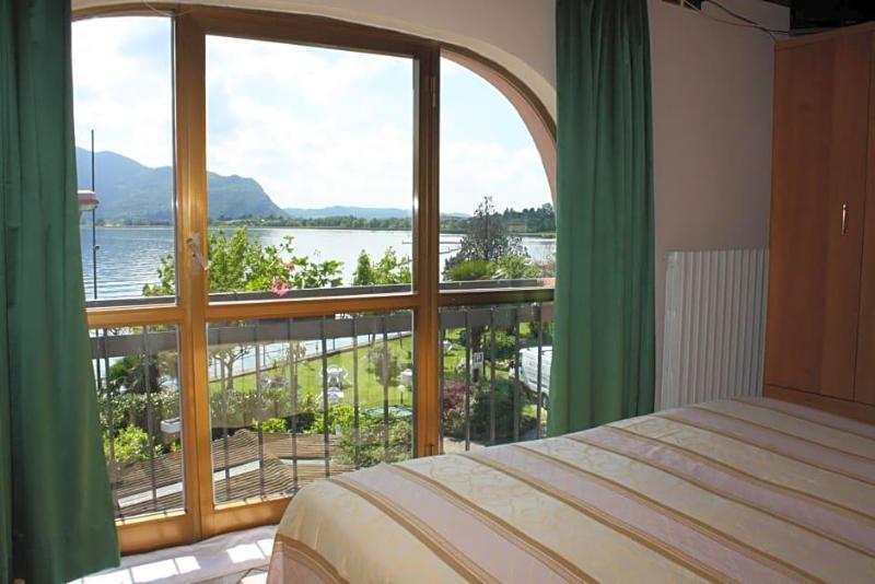 Albergo Ristorante Punta Dell Est image
