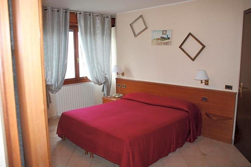 Albergo Ristorante Punta Dell Est image