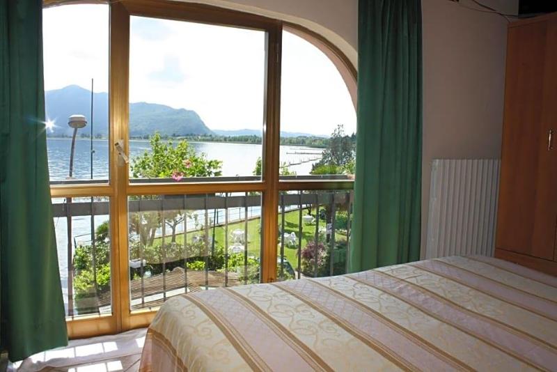 Albergo Ristorante Punta Dell Est image