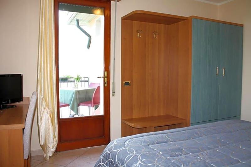 Albergo Ristorante Punta Dell Est image