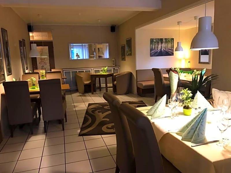 Hotel Garni Zum Grv Nen Baum image