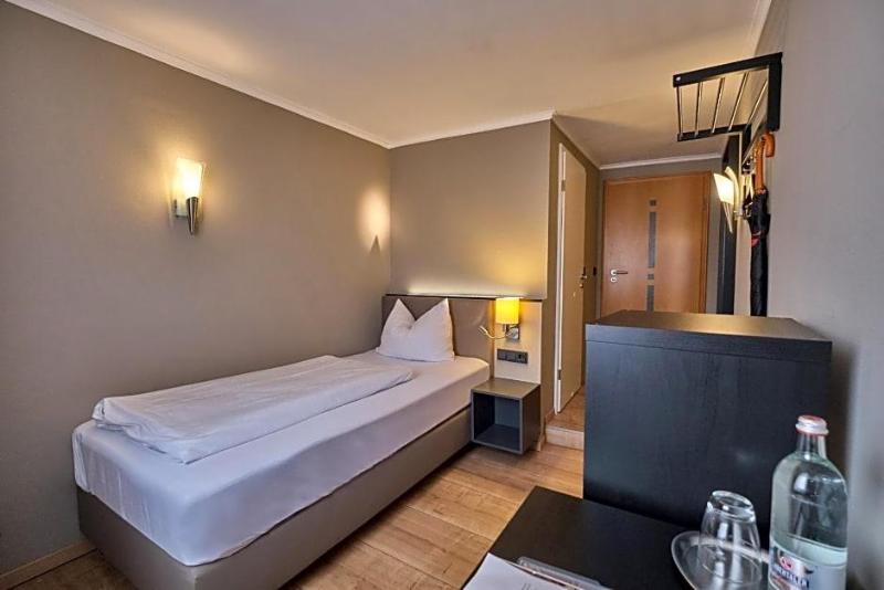 Hotel Roter Hahn image