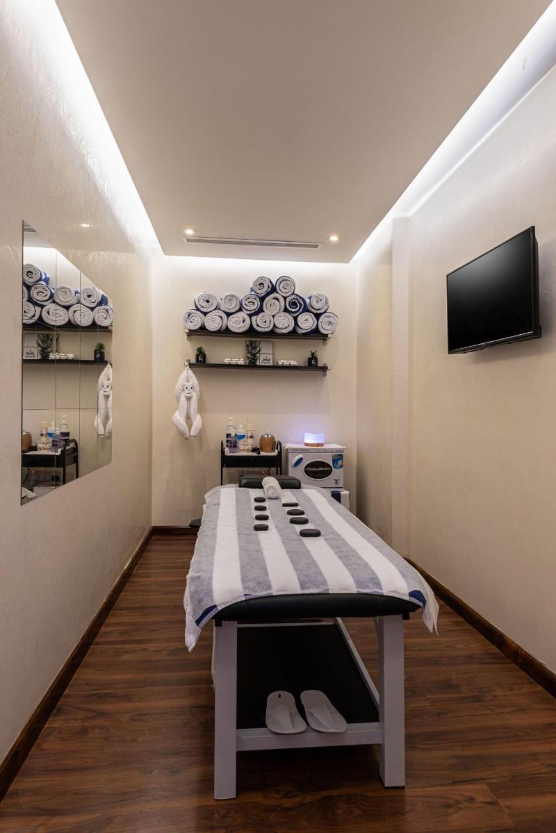 Blue Diamond Hotel image