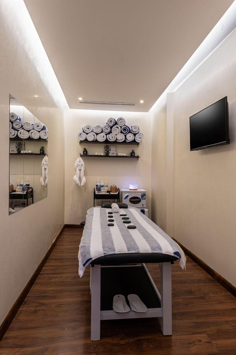 Blue Diamond Hotel image
